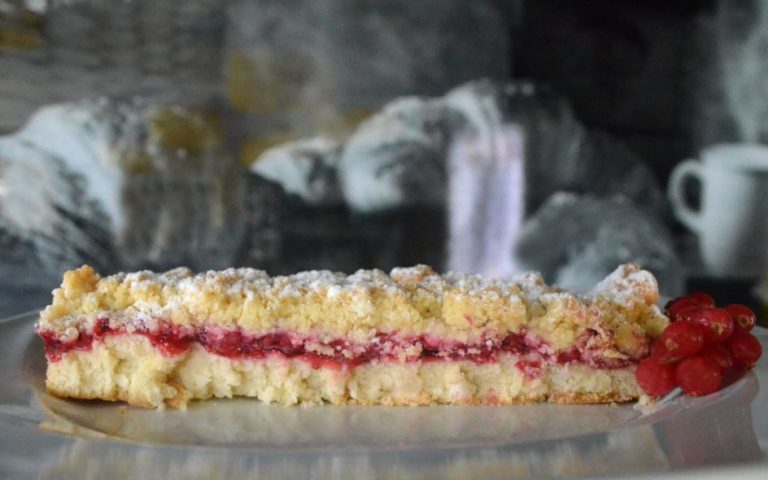 Placek drożdżowy z czerwoną pożeczką - cukiernia SABA w Gliwicach